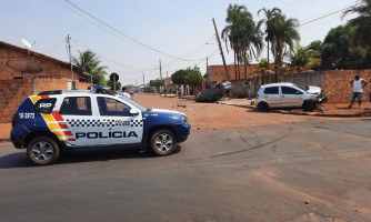 Veículo capota após colisão entre dois carros em Pontes e Lacerda