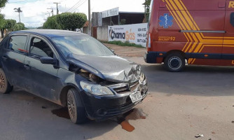 Veículos colidem na Rua Maranhão após motorista invadir preferencial