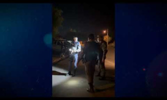DOIS SÃO PRESOS COM ARMA ESCONDIDA EM VEÍCULO