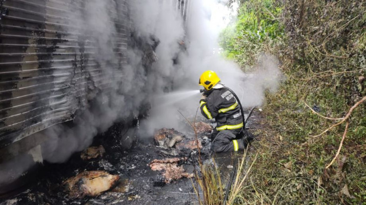 Carreta carregada de carne pega fogo na BR-174 próximo a Comodoro; veja as fotos