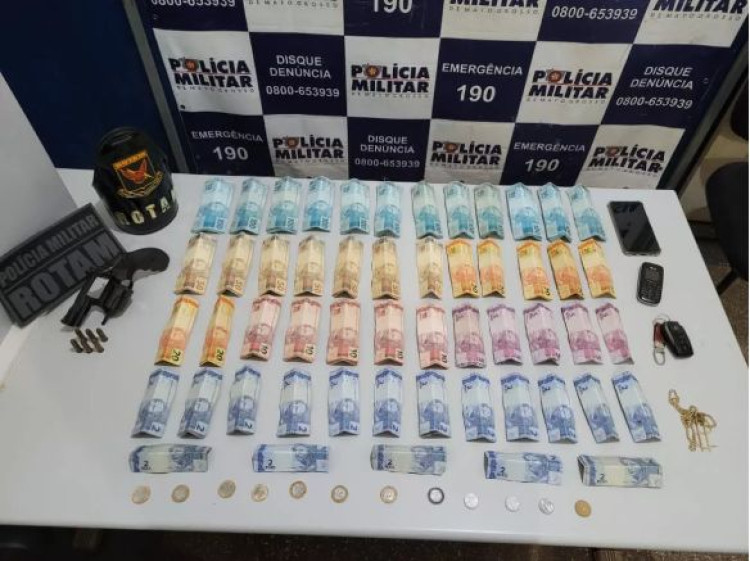 Com mais de R$14 mil em espécie, motorista é preso por porte ilegal de arma de fogo em Cáceres (MT)