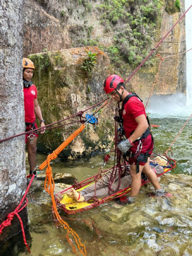 Corpo de Bombeiros Militar realiza simulado de salvamento em altura em Nova Lacerda