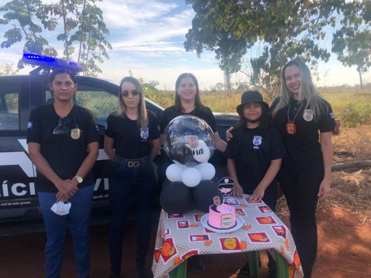 Equipe de delegacia homenageia garota, que desde muito pequena é fã da Polícia Civil em Mirassol d'Oeste