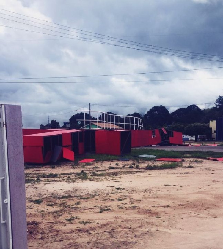 Estrutura do portal de entrada do município de Jauru cai novamente após forte vendaval; veja o vídeo