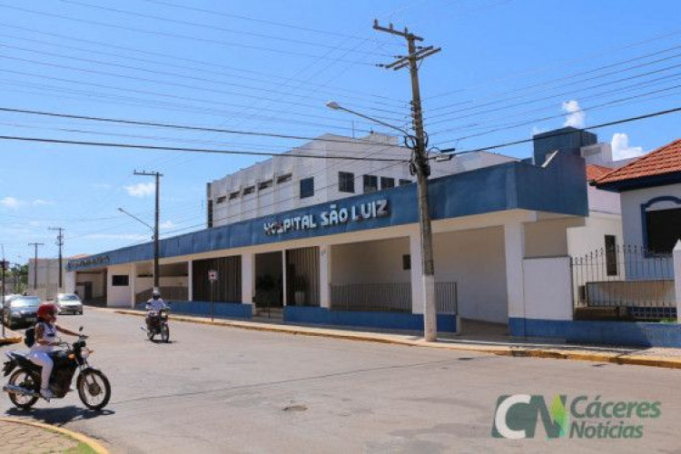 Funcionários do Hospital São Luiz de Cáceres protestam devido a salários atrasados