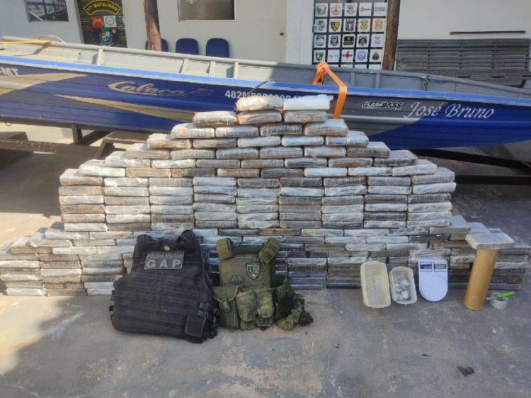 Gefron apreende mais de 200 kg de cocaína em embarcação e residência no interior de MT