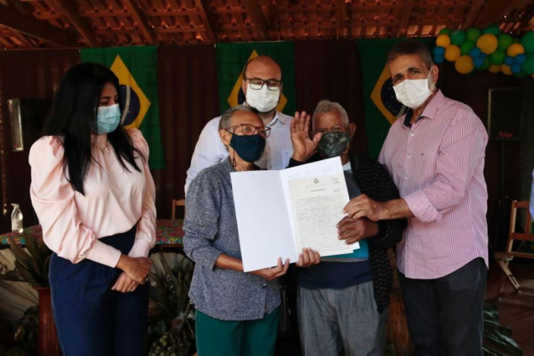 Governo de Mato Grosso entrega títulos definitivos para famílias de assentamento rural em Cáceres