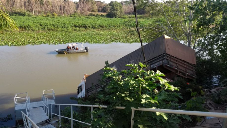 Perseguição cinematográfica a caminhão roubado termina com bandido preso após cair dentro do Rio Paraguai em Cáceres