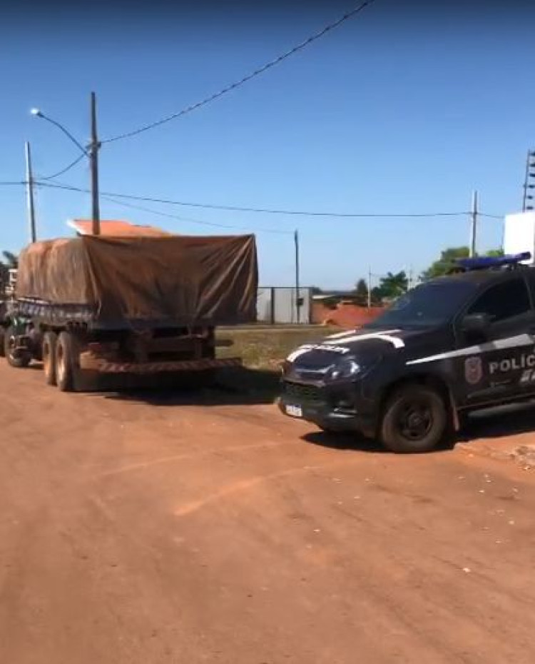 Polícia Civil apreende 5 caminhões carregados com madeira ilegal e prende 4 suspeitos em Vila Bela