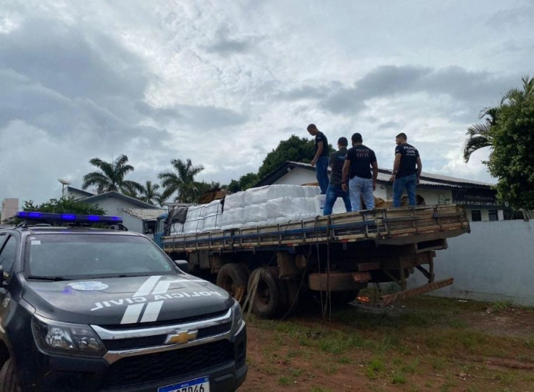 Policia Civil aprende caminhão com 10 mil litros de defensivos agrícolas adulterados em Campos de Júlio