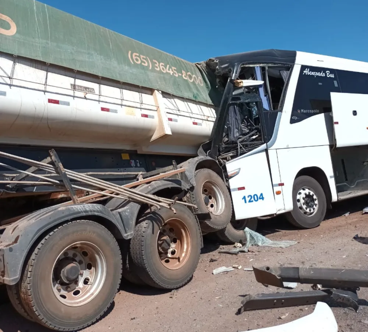 Motorista de ônibus morre e 4 passageiros ficam feridos em acidente em MT