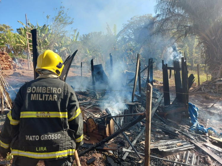 Após discussão mulher coloca fogo na casa do ex marido em Pontes e Lacerda