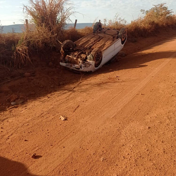 Colisão na Estrada do Matão resulta em carro capotado e motorista ferido