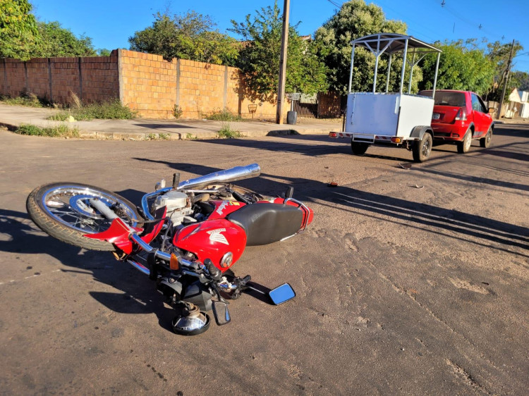 Colisão violenta entre carro e moto deixa uma pessoa ferida em Pontes e Lacerda