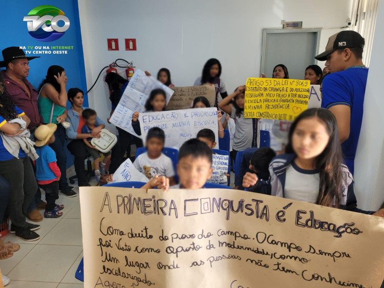 Comunidade da Vila Matão ocupa Prefeitura em protesto contra fechamento da escola local