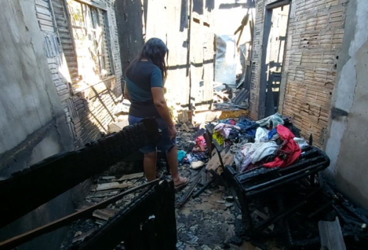 Mãe salva filho de incêndio que destruiu residência na Morada da Serra
