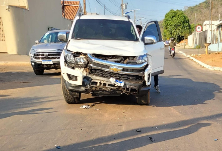 Grave acidente na Terezinha Coura Garbim deixa motociclista ferido