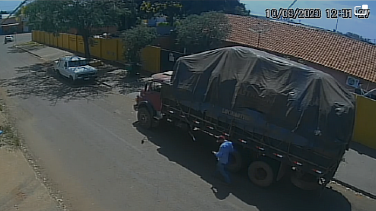 Ladrão é flagrado levando bateria de caminhão em plena luz do dia