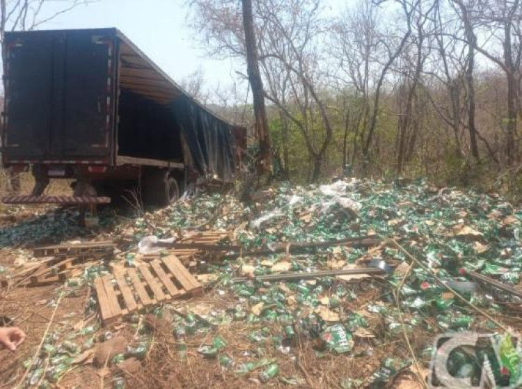 Carreta carregada de cerveja tomba e carga é saqueada