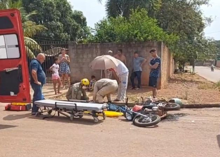 Homem é levado ao hospital após acidente na rua Terezinha Coura Garbin em Pontes e Lacerda