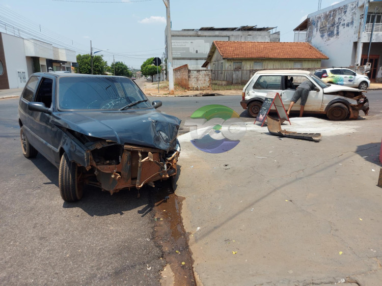 Colisão violenta entre carros: Bombeiros resgatam cinco pessoas em Pontes e Lacerda