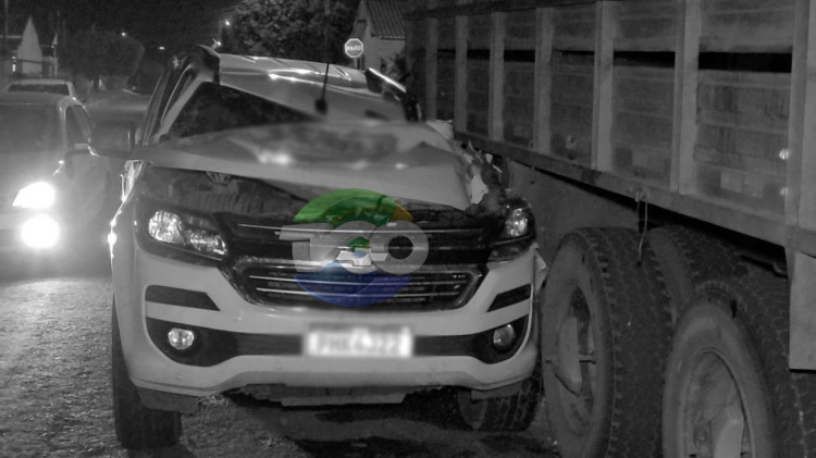 Motorista de camionete perde controle e colide com caminhão estacionado