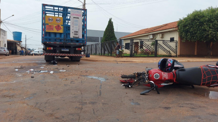 Caminhão invade preferencial e provoca acidente grave com moto em Pontes e Lacerda