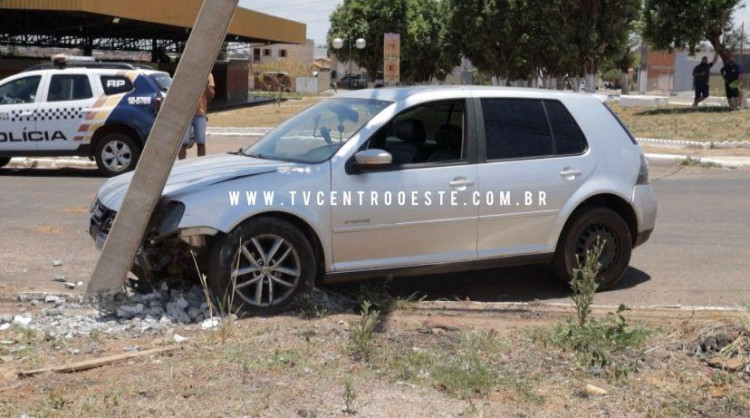Carro bate em poste e deixa mais de 2 mil  casas sem energia
