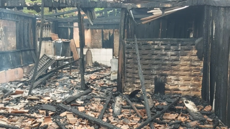 Incêndio destrói casa de família carente em Pontes e Lacerda; comunidade começa doações