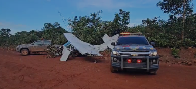 URGENTE: CAI AVIÃO COM DROGAS. GEFRON MONTA CERCO NA MATA
