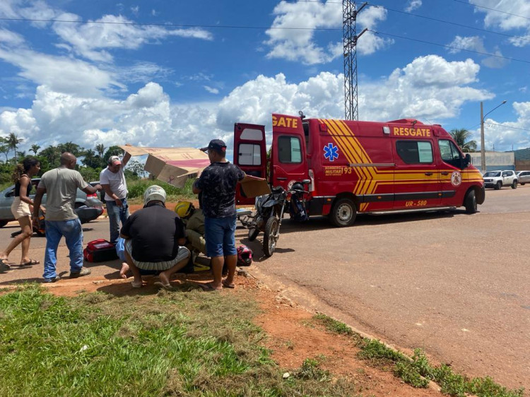 Batida entre motos deixa uma pessoa com fratura exposta em Pontes e Lacerda