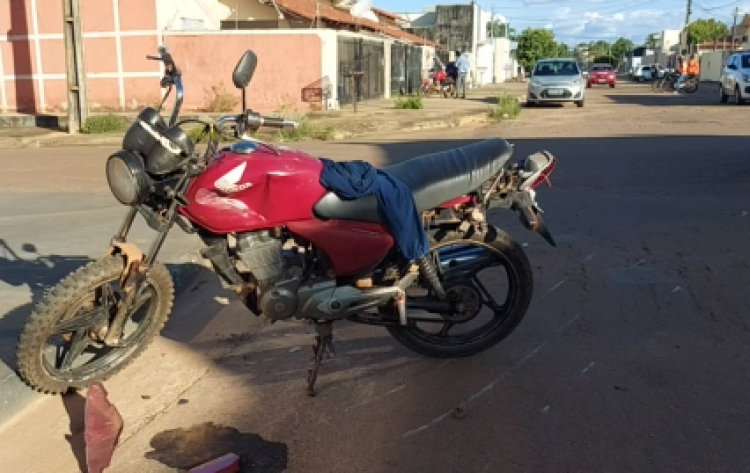 Acidente entre moto e carro deixa uma pessoa com ferimentos graves