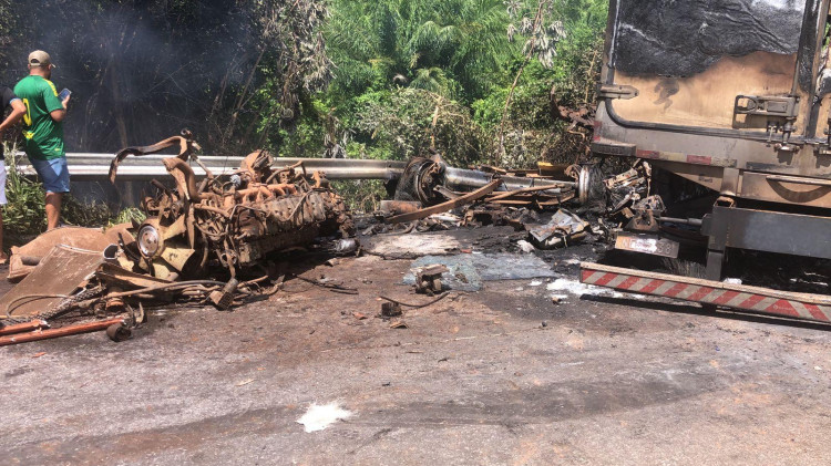 Caminhões pegam fogo após acidente e dois motoristas morrem em serra na BR-070 em MT