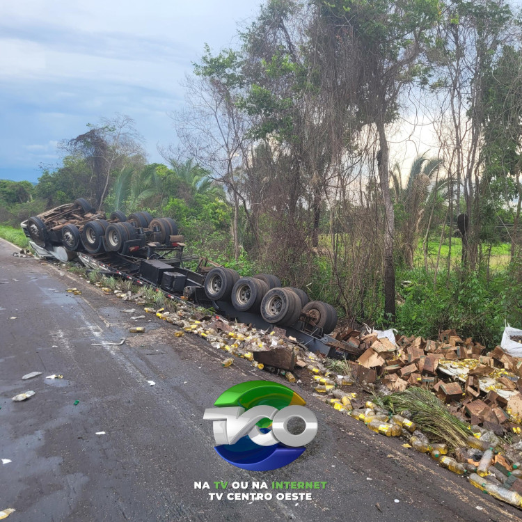 Carreta carregada de óleo vegetal tomba as margens da Br174