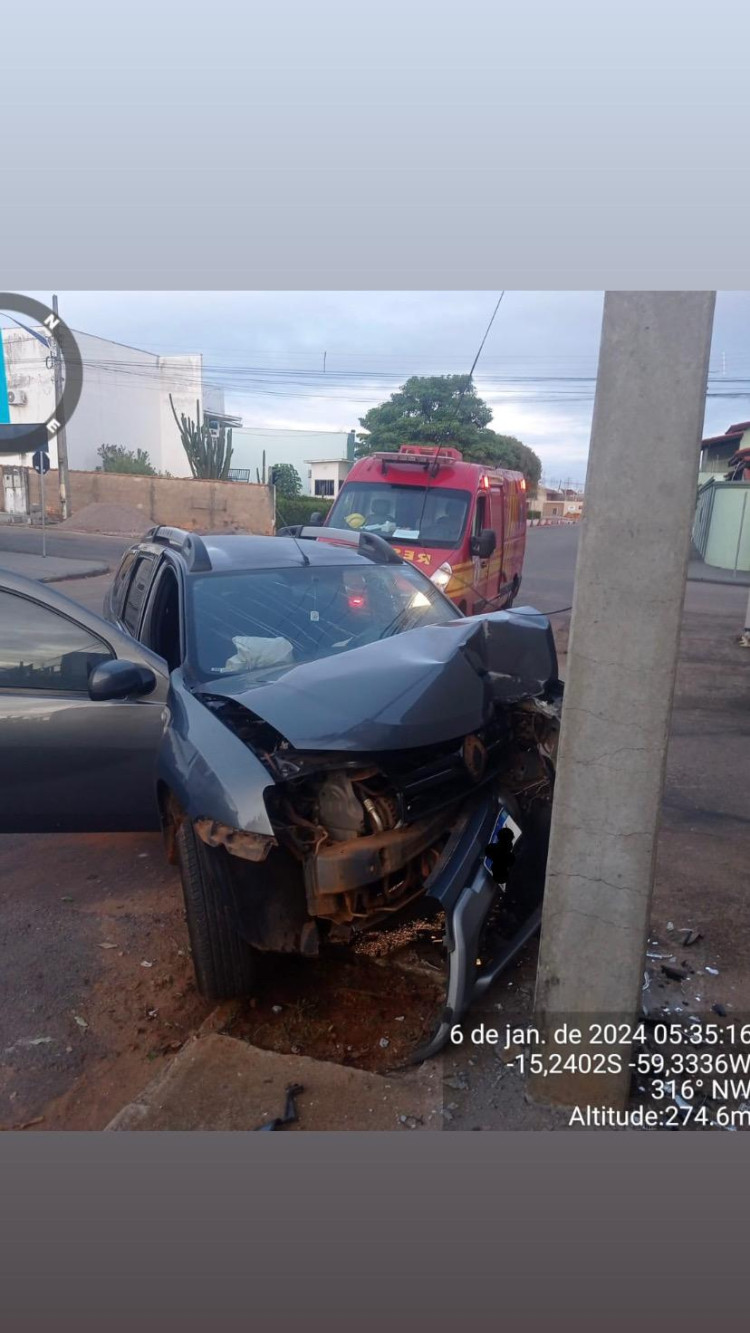 Direção e álcool, Motorista perde controle e bate em poste no centro de Pontes e Lacerda