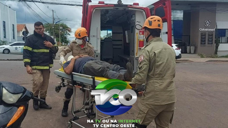 Motocilista é encaminhado com várias escoriações após colisão com camionete