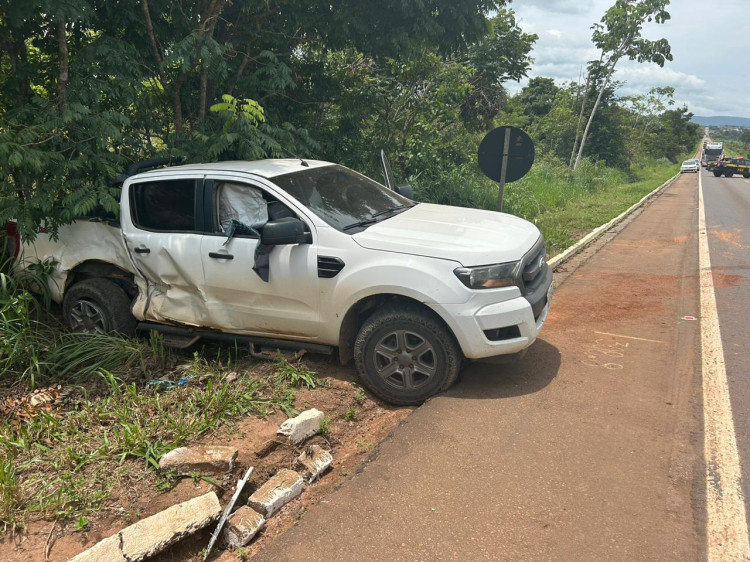 Caminhonete faz conversão proibida na rodovia e provoca acidente em Pontes e Lacerda