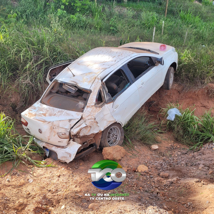 Casal sofre capotamento na estrada do matão MT473