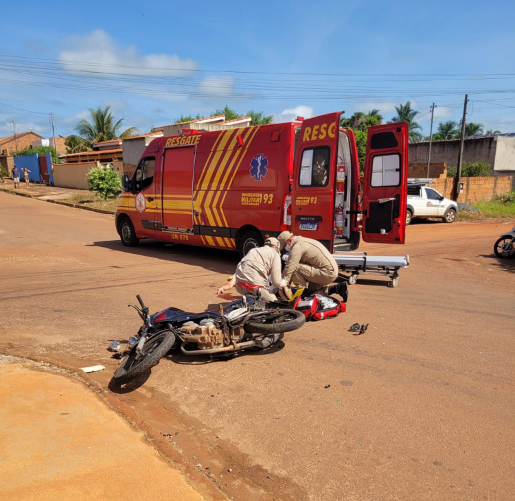 Colisão violenta entre moto e caminhonete deixa vítima com fratura exposta