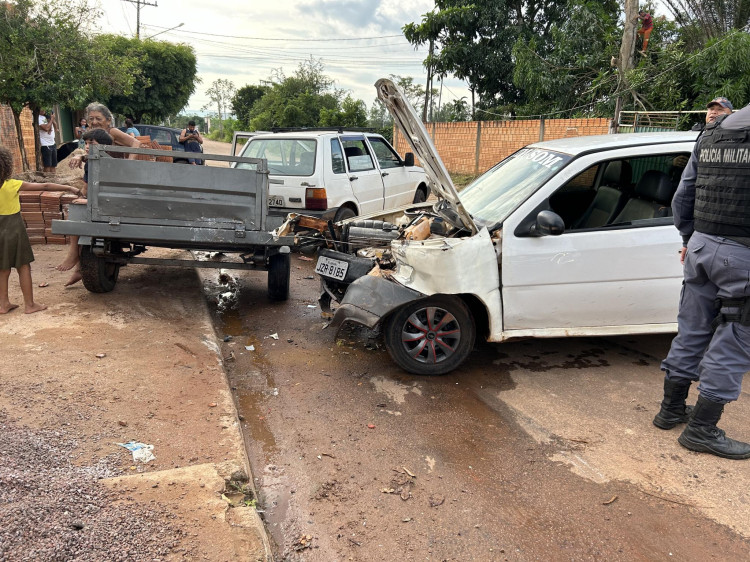 Acidente entre dois carros é registado na avenida Paraná