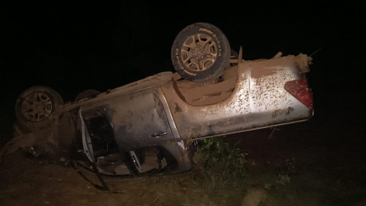 Capotamento na estrada do Garimpo Sararé; bombeiros resgatam vítimas