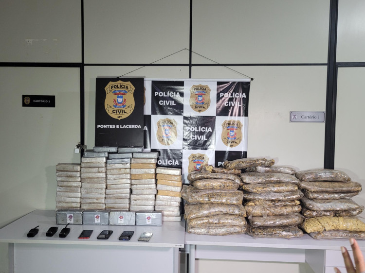 Polícia prende 115kg de entorpecentes em veículo no bairro Vila Guaporé em Pontes e Lacerda.