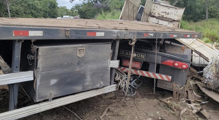 Saída de pista é registrado na tarde deste sábado próximo à Adrianópolis