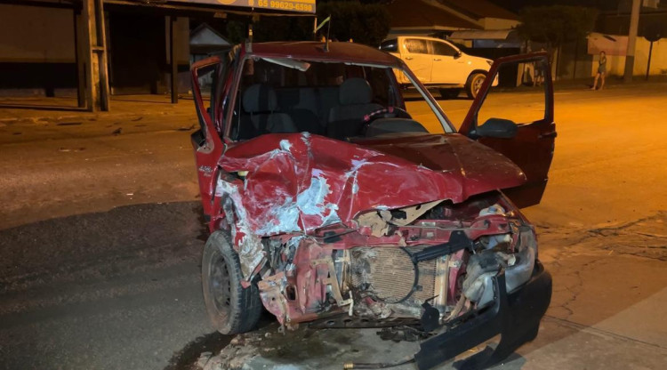 Colisão violenta entre dois carros deixa um ferido na BR 174B