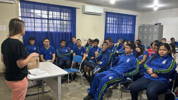 Jovens de Pontes e Lacerda participam de palestra e alistamento eleitoral em escolas