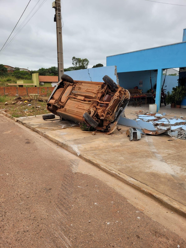 Colisão violenta: motociclista fica gravemente ferido após ser atingido por carro