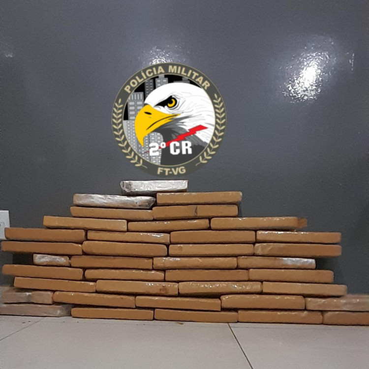 Força Tática apreende 48 tabletes de maconha e prende três homens por tráfico de drogas