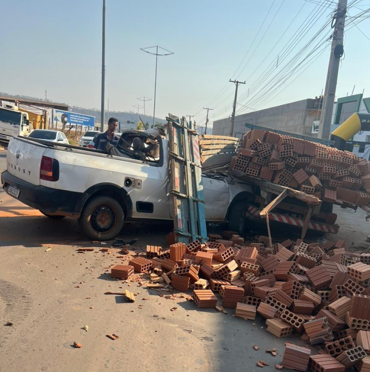 Motorista perde controle e colide com caminhonete estacionada em Pontes e Lacerda