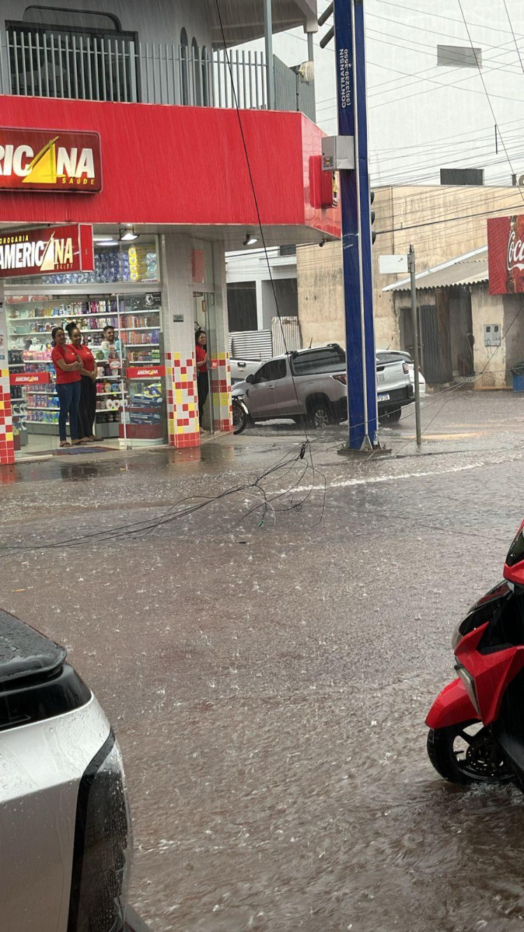 Fortes chuvas causam alagamentos no Centro de Pontes e Lacerda