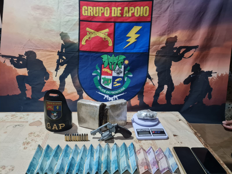 Polícia Militar prende dupla por tráfico de drogas e apreende arma de fogo